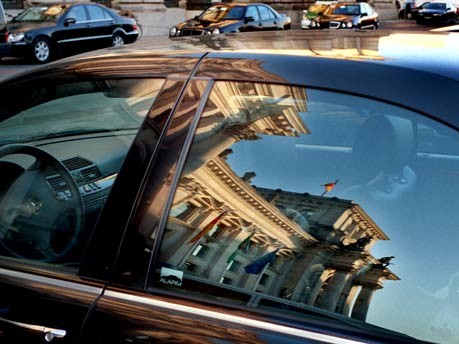 Der Reichstag spiegelt sich im Fenster einer Limousine Foto: dpa