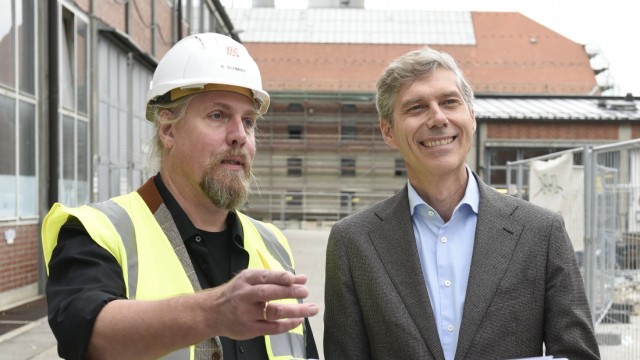 Bauleiter Andreas Schmidt (li) und Max Wagner, Geschäftsführer der Gasteig München GmbH.
