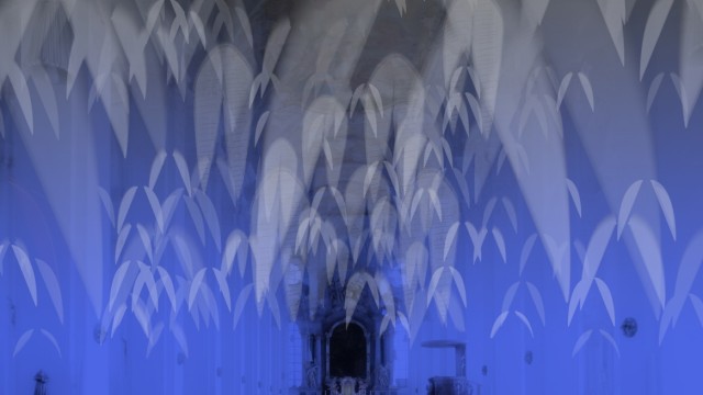 Kulturreihe des Erzbistums: Lichtkomposition in Himmelblau: Die Videoinstallation "Unter Flügeln" von Philipp Geist ist in der Heilig-Geist-Kirche zu sehen.