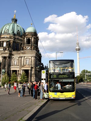 Berlin für Millionäre und Geizige Spartipps für die Städtereise, Buslinie 100, ddp
