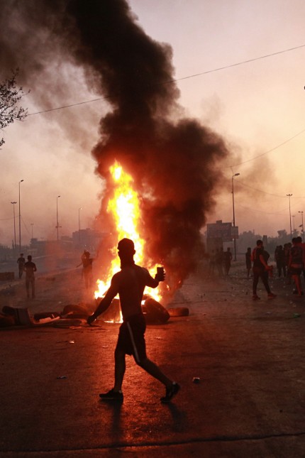 Irak: Auch am Samstag loderten in Bagdad noch die Feuer der Menschen, die gegen Korruption und Arbeitslosigkeit protestieren.