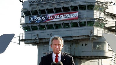 Fünf Jahre Abu Ghraib: "Mission Accomplished": Einen Monat nach Beginn der Kampfhandlungen erklärt Präsident George W. Bush den Irakkrieg für beendet.