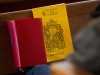 Kirche: Christliche Broschüre auf arabisch auf einer Kirchenbank