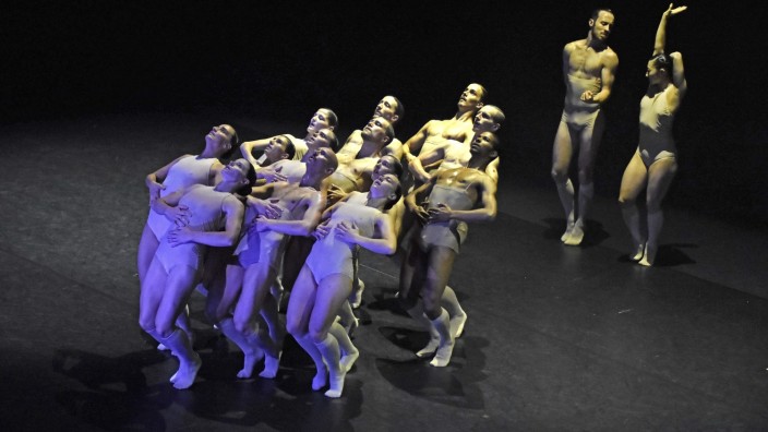 Fürstenfeldbruck: Nur schemenhaft verhüllt sind die androgyn wirkenden Körper der Tänzer in ihren fleischfarbenen Trikots.