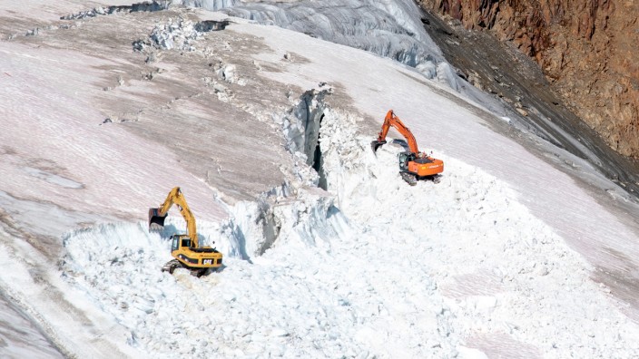 Tiroler Alpen: Normale Vorbereitungen auf die Skisaison? Das Bild des World Wide Fund for Nature (WWF) zeigt zwei Schaufelbagger, die Gletscherspalten zuschütten und dabei die Gletscherfläche umpflügen.