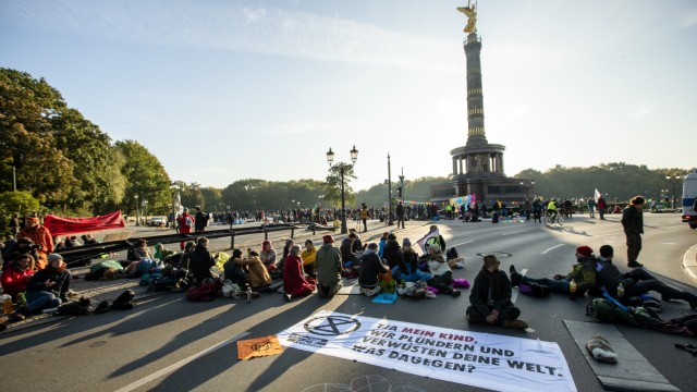 Klimaaktivisten von Extinction Rebellion blockieren den Strassenverkehr an der Siegessaeule in Berlin am 7. Oktober 2019