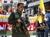 Syrien: Eine kurdische Polizistin begleitet einen Demonstrationszug in Al-Qahtaniyya