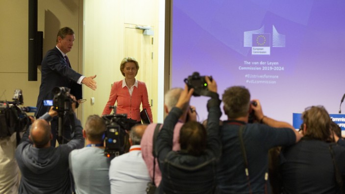 EU-Journalisten: Bis sie loslegt, versuchen auch die Journalisten, Einfluss zu nehmen: die neue EU-Kommissionschefin Ursula von der Leyen bei einer Pressekonferenz.