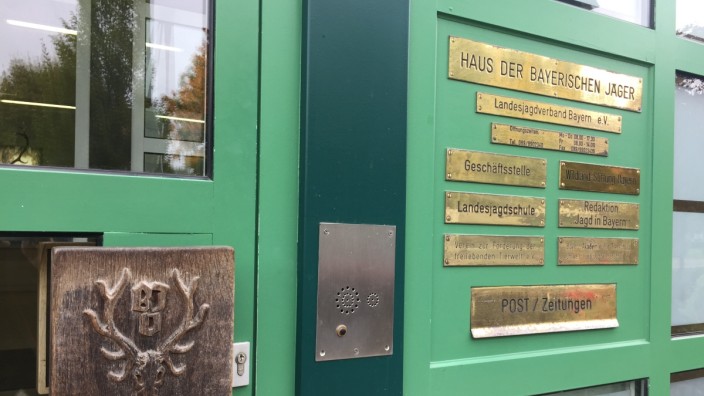 Nach Strafanzeige: Beim Bayerischen Jagdverband in Feldkirchen bei München standen am Montagfrüh Staatsanwälte und Kripobeamte vor der Tür.