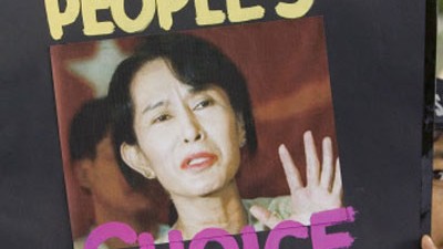 Politik kompakt: Suu Kyi auf einem Plakat - sie selbst lebt seit Jahren völlig isoliert.