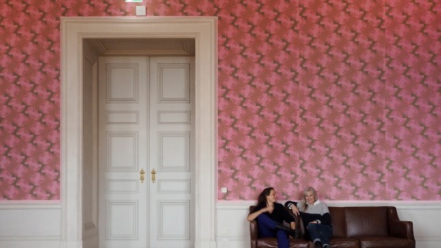 Kunst: Kraftvoll und optimistisch wirkt Katharina Gaensslers Wandbespannung im Mitgliedersaal der Akademie. Hier sitzt sie mit Schwacke (rechts) auf einem Ledersofa, das der Legende nach schon Hitler und Mussolini als Sitzfläche diente.