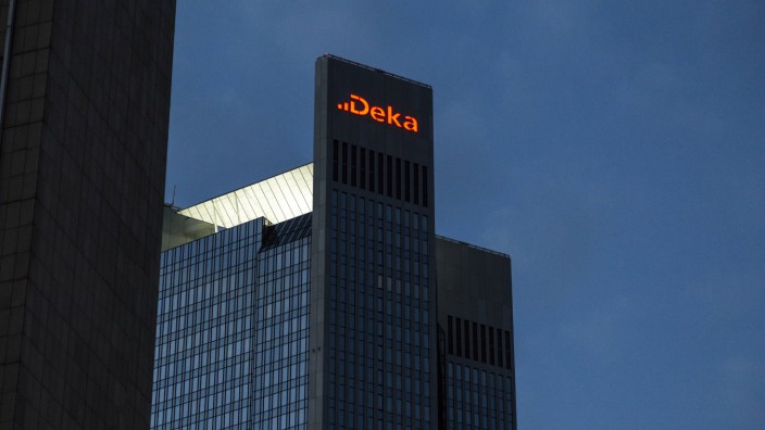 Deka Bank Logo am Trianon Hochhaus in Frankfurt am Main am Abend *** Deka Bank logo at the Trianon h
