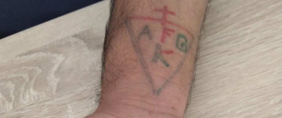 Flüchtlinge in Bayern: Dieses Tattoo weist den Träger als gläubigen Christen aus - in Afghanistan womöglich ein Grund, ihn zu töten.
