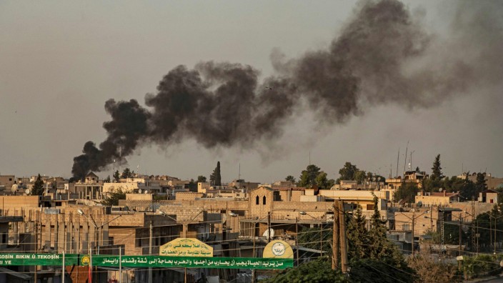 Nordsyrien: Rauch weht nach einem türkischen Bombardement über eine Stadt im Nordosten Syrien.