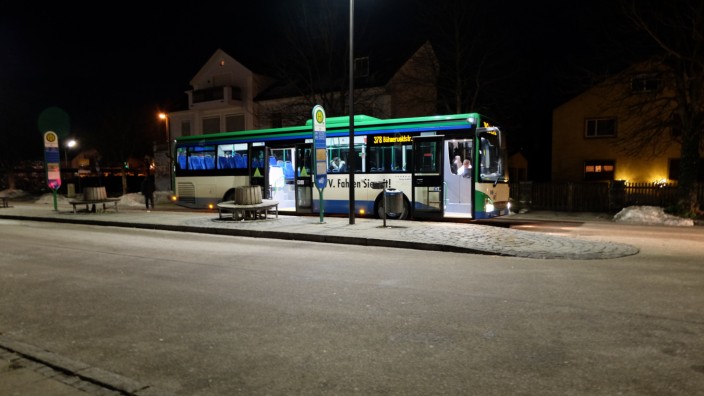 Busse im Landkreis: Für den neuen Nahverkehrsplan wird sich der Kreistag auch mit den Busverbindungen in den Abend- und Nachtstunden auseinandersetzen. Für Pendler, die später Feierabend machen, ist der Bus mit dem derzeitigen Takt nämlich keine Alternative zum Auto.