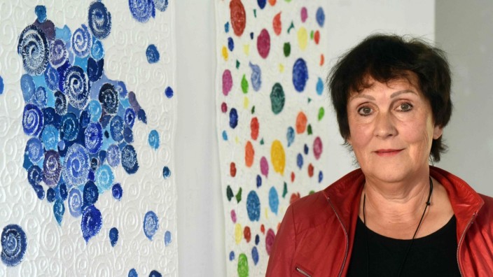 Ausstellung in Karlsfeld: Carin Szostecki stellt in der Galerie-Kunstwerkstatt Karlsfeld Werke aus, die sie liebevoll Groupies nennt