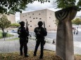 Polizei bewacht nach Schüssen in Halle Synagoge in Dresden