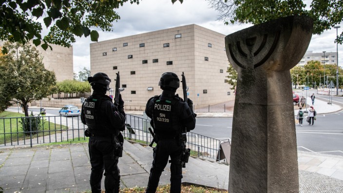 Polizei bewacht nach Schüssen in Halle Synagoge in Dresden