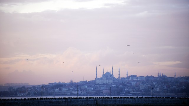 Wohnen in: Istanbul: Blick auf die Blaue Moschee: Wohnungen am Wasser sind sehr teuer. Ein besonderer Luxus direkt am Ufer sind die alten Holzhäuser.