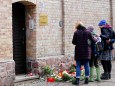 Halle an der Saale: Menschen trauern nach einem rechtsradikalen Anschlag vor einer Synagoge