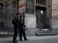Polizisten vor einer Synagoge in Berlin