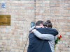 Zwei Menschen trauern nach dem rechtsradikalen Anschlag in Halle an der Saale