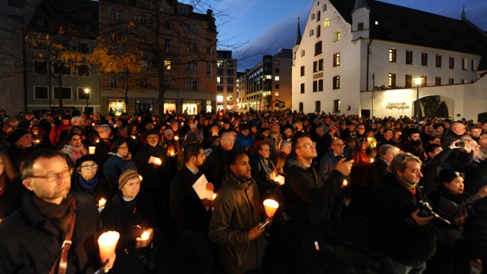 Juden in München: Zahlreiche Münchner kamen am Donnerstagabend auf den Sankt-Jakobs-Platz, um bei einem religionsübergreifenden Friedensgebet ein Zeichen gegen Antisemitismus zu setzen.
