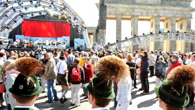 Fest zu 60 Jahren BRD: Besucher im bayerischen Trachtenanzug beim Bürgerfest zum 60. Geburtstag der Bundesrepublik in der Nähe des Brandenburger Tores in Berlin.