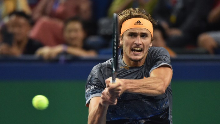 Tennis: Alexander Zverev ringt in Shanghai Roger Federer nieder.