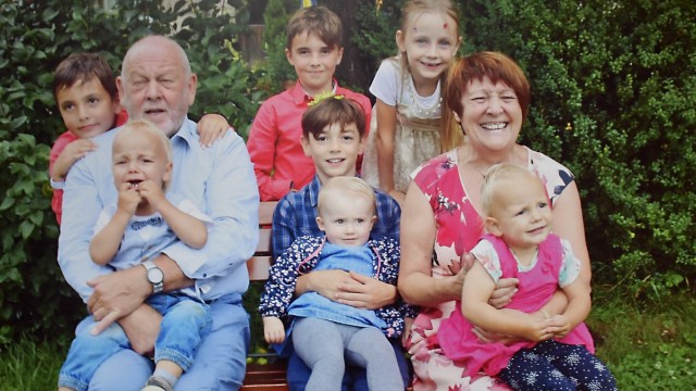 Familie: Großelternstolz: Brigitte und Peter Ziegler mit sieben ihrer acht Enkelkinder. Sie betreuen sie an drei Tagen in der Woche.