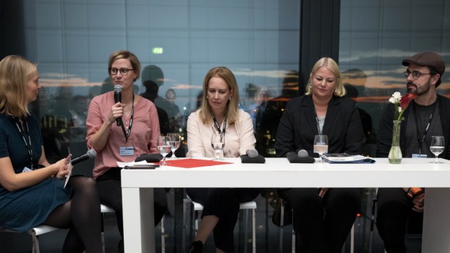 Plan W Salon: PLAN W-Redaktionsleiterin Kathrin Werner diskutiert beim Panel mit Sabine Sikorski, Nicole Damani, Wiebke Köhler und Thomas Kirchner.