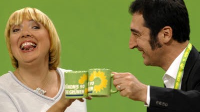 Grüne: Parteitag in Berlin: Grünes Duo Claudia Roth, Cem Özdemir: Wochenlang gestritten wie die Kesselflicker