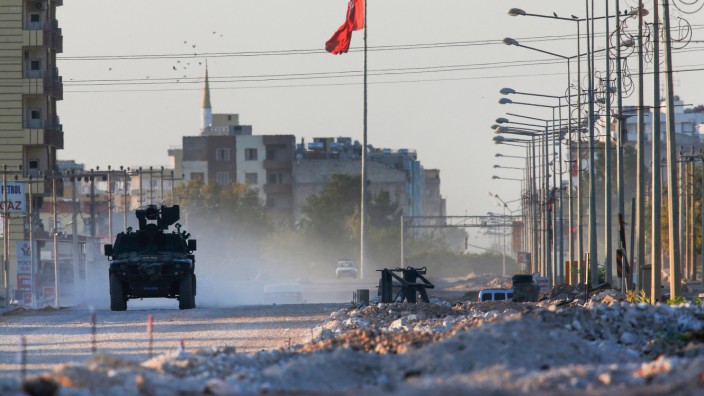 Konflikte: Ein türkischer Polizeiwagen fährt entlang der Grenze zu Syrien. Die Türkei ist kürzlich gegen Kurdenmilizen vorgegangen, die auf syrischer Seite der Grenze ein großes Gebiet kontrollieren.