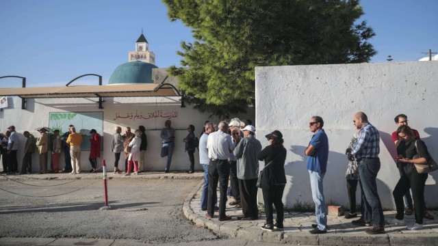 Präsidentenwahl in Tunesien: Wähler stehen Schlange in Tunis.