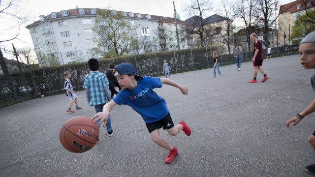 Thema: Mädchengerechte Spielplätze, fotografiert zwei Jungs beim Basketballspielen am Bolzplatz am alten Nördlichen Friedhof Tengstr.