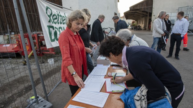 Diskussion: Draußen sammelten engagierte Aktive Unterschriften für das Bürgerbegehren "Lebenswertes München" und den Erhalt des grünen Eggartens.