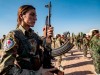 Syrien-Krieg: Kurdische Kämpfer salutieren bei einem Begräbnis