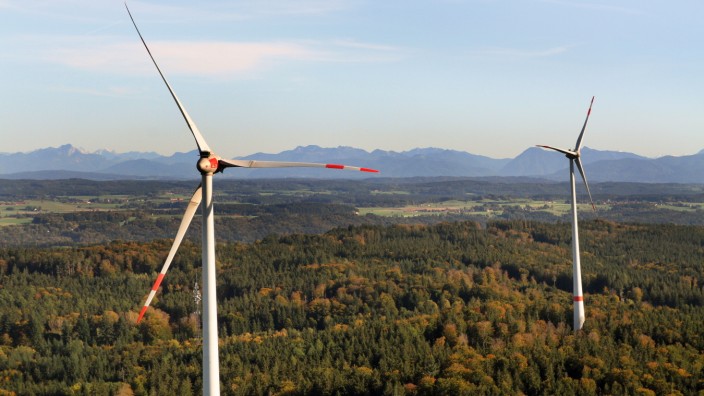 Umweltpolitik: Die Windräder bei Berg ragen weit über die Baumwipfel hinaus. Um genügend Strom aus regenerativen Quellen zu produzieren, müssten noch viel mehr dieser Anlagen im Landkreis Starnberg errichtet werden.