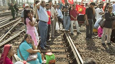 Tamilen in Deutschland: Tamilen blockieren am Frankfurter Hauptbahnhof die Gleise. Für mehr als zwei Stunden lag der Zugverkehr lahm.