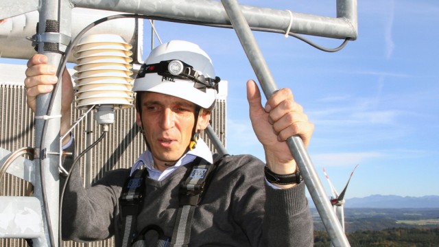 Erneuerbare Energien: Gute Aussichten: Bürgerwind-Geschäftsführer Robert Sing auf einem der Windräder bei Berg.