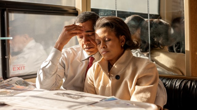 Ausstellung: Ein Moment der Ruhe im Wahlkampfbus mit seiner Frau Michelle im Januar 2008.