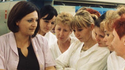 Im Kino: Zwei Filme, ein Thema: Harte Arbeit: Der Dokumentarfilm "Die wundersame Welt der Waschkraft" zeigt Arbeiterinnen beim Schichtwechsel in einer polnischen Großwäscherei.