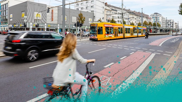 22.09.2019, Bonn, Nordrhein-Westfalen, Deutschland - Strassenkreuzung mit Fahrradfahrern, Fussgaengern, Autos und Strass