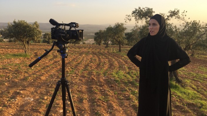 CNN-Reporterin: Dass sie vor der Kamera Abaya trägt wie hier in Syrien 2016, ist für Clarissa Ward selbstverständlich, sagt sie - zum Tee bei der Queen würde sie ja auch nicht in Jeans gehen.