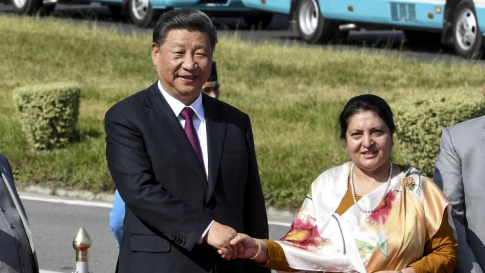 Südasien: Chinas Präsident Xi Jinping wird von Nepals Präsidentin Bidhya Devi Bhandari in Kathmandu empfangen.