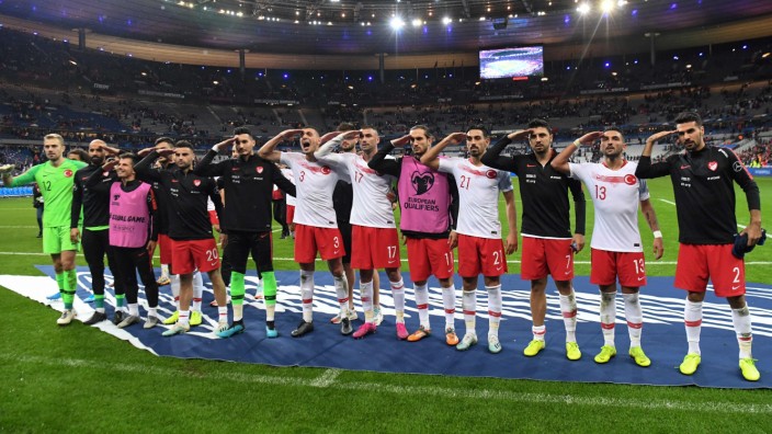 Türkische Fußball-Nationalelf: Nach dem Abpfiff des Spiels in Frankreich salutierten türkische Spieler erneut.