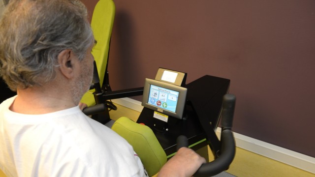 Sport im Alter: Spezielle Griffe machen die Geräte für die Senioren zugänglicher.