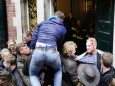 Bauern in Groningen greifen die Polizei mit Stroh an
