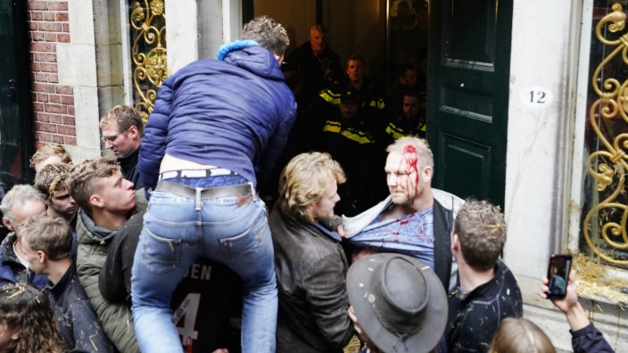 Bauern in Groningen greifen die Polizei mit Stroh an
