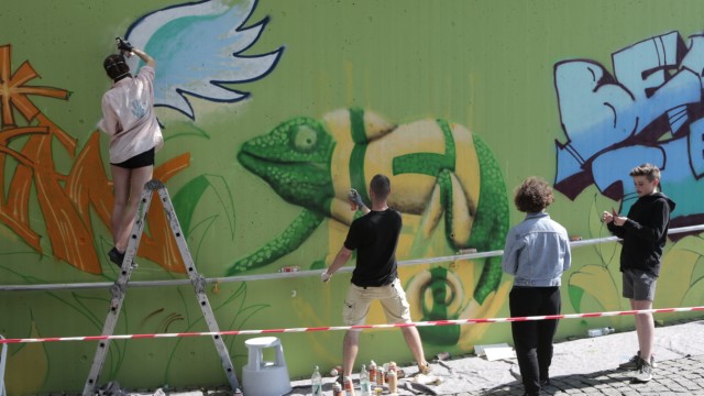 Für eine schönere Stadt: Schüler bemalen die Wand der Unterführung am Lehrer-Götz-Weg in Trudering.